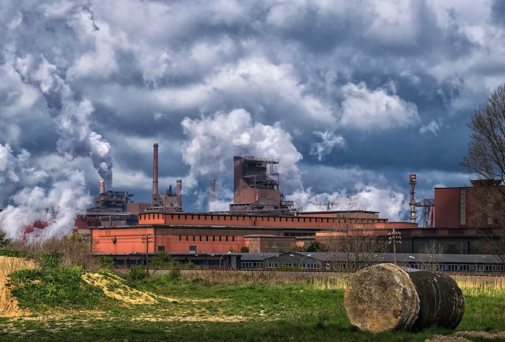 CO2-Schleuder Stahlwerk: Die Geldanlage in CO2-Zertifikate in der Hoffnung auf steigende Preise kann hohe Verluste bringen (Foto: Michi-Nordlicht / pixabay)