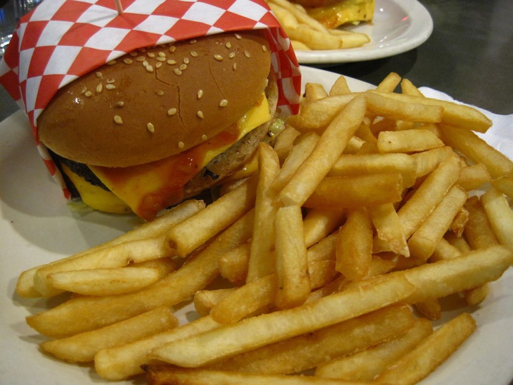 Ungesundes Fast-Food-Essen verursacht versteckte Kosten im Billionenhöhe