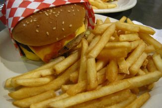 Ungesundes Fast-Food-Essen verursacht versteckte Kosten im Billionenhöhe