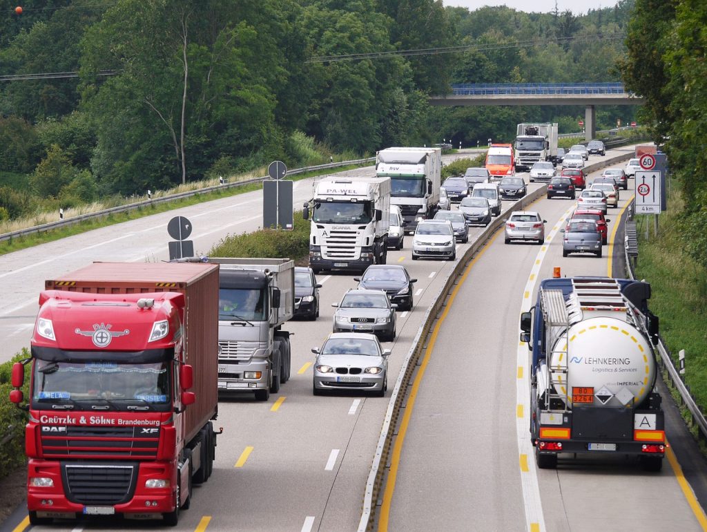 Lastwagen auf der Autobahn Subventionierte Umweltverschmutzung (Erich Westendarp/Pixabay)