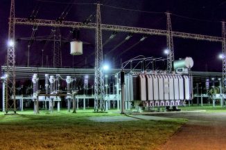 Umspannwerk bei Nacht: Mehr Grünstrom bringt das Stromnetz nicht aus dem Gleichgewicht