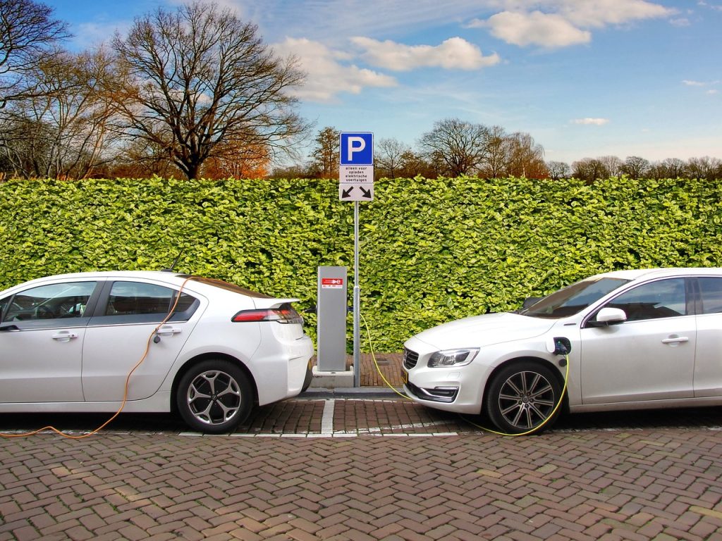 E-Autos zapfen an einer Ladestation Strom - massiv steigender Strombedarf bis 2040