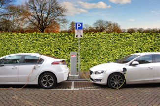 E-Autos tanken Strom an einer Ladestation: Mobilität wird nur mit Ökostrom wirklich grün