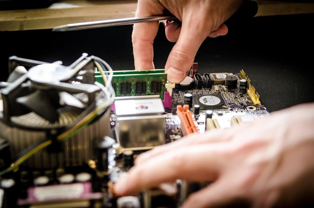 Fehlersuche auf einer kaputten Rechnerplatine - Recht auf Reparatur statt Neukauf
