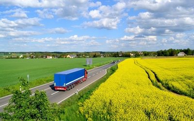 Laster in Ackerlandschaft CO2-negativer Biokraftstoff soll Klimawende beschleunigen (Andreas Hermsdorf/Pixelio.de)