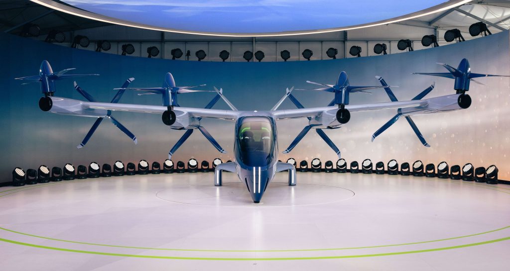 Modell eines senkrecht startenden Lufttaxis des südkoreanischen Autobauers Hyundai - elektrisch Fliegen mit acht Propellern