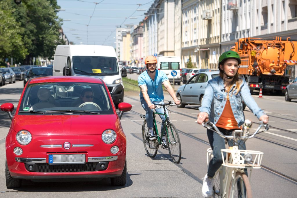 Radfahrer quälen sich durch dichten Autoverkehr - kaum eine Stadt verfolgt ein schlüssiges Konzept für eine ökologische Verkehrswende, die Unzufriedenheit wächst