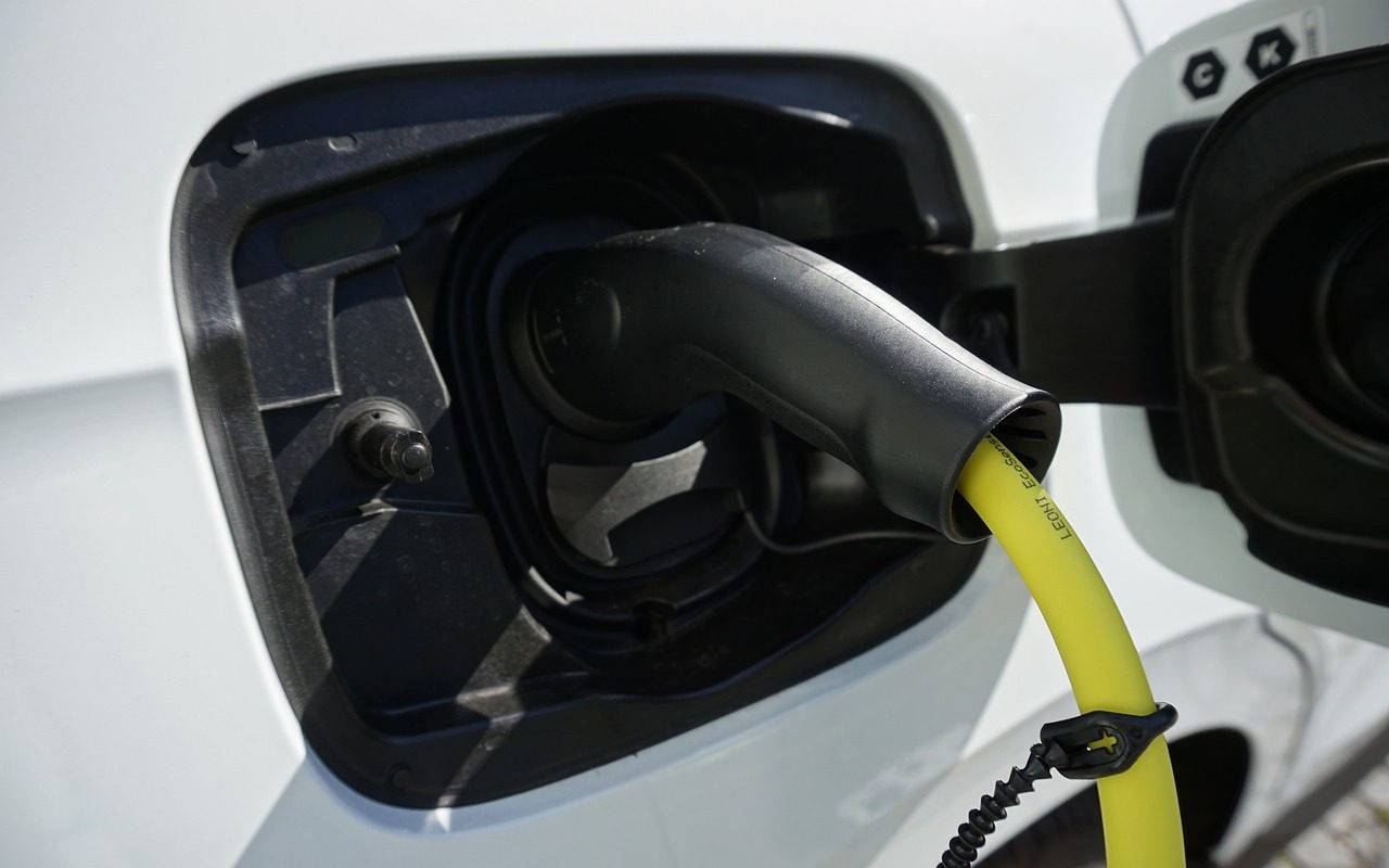 Strom tanken Energiekosten für Elektroautos sind geringer als für Verbrenner (Andreas/Pixabay)