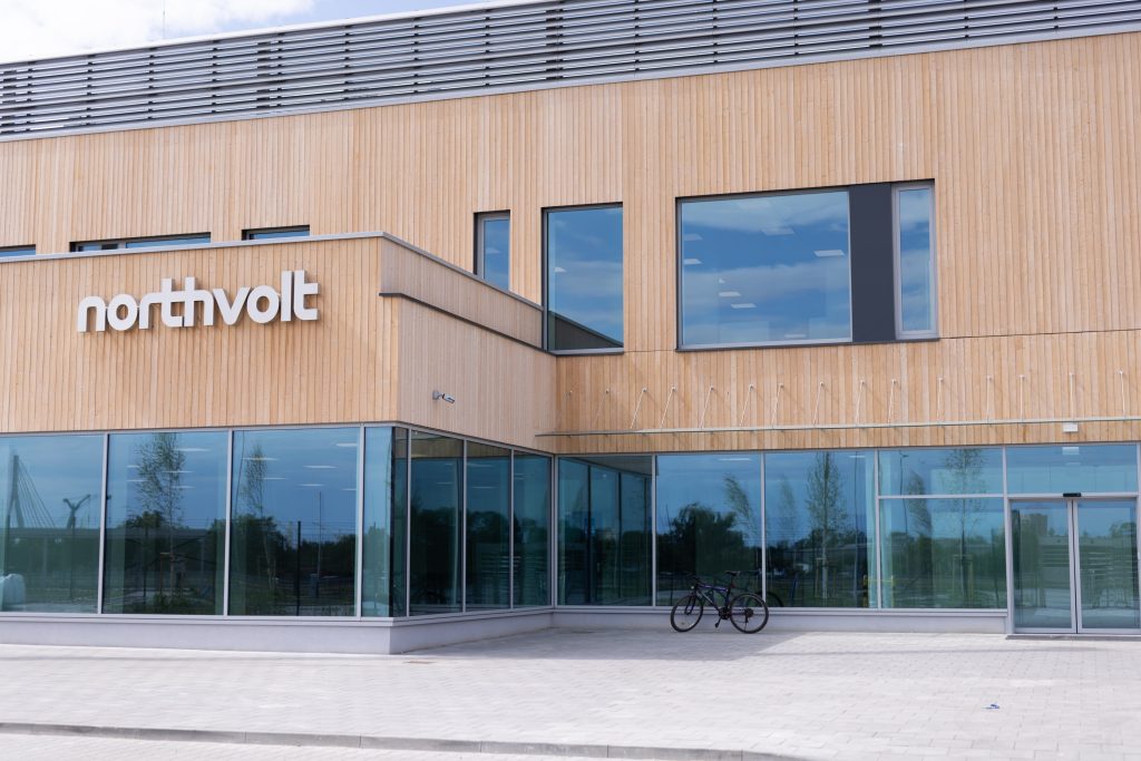 Eingang zur Northvolt-Batteriefabrik im polnischen Dwa - Bundesregierung lockt die Schweden mit riesigen Subventionen nach Schleswig-Holstein