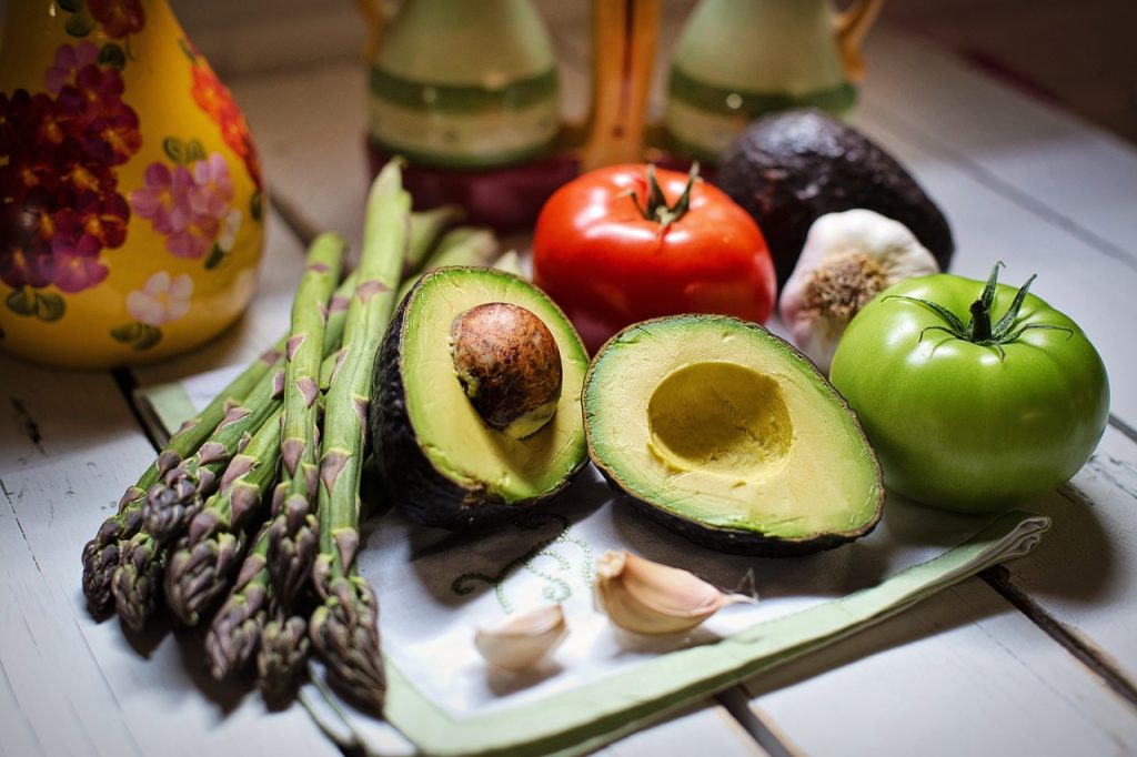 Auswahl an frischem Gemüse von Avocado und Tomate bis Spargel: Eine Zwillings-Studie beweist - wer sich vegan ernährt, lebt länger