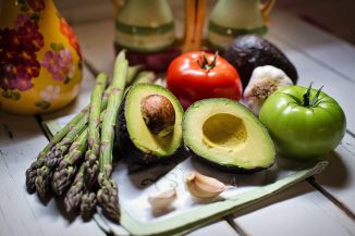 Leckerer Gemüseteller mit Avocado, Spargel, Tomaten und Knoblauch - Zwillings-Studie zeigt: Verganer leben gesünder und länger