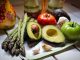 Leckerer Gemüseteller mit Avocado, Spargel, Tomaten und Knoblauch - Zwillings-Studie zeigt: Verganer leben gesünder und länger