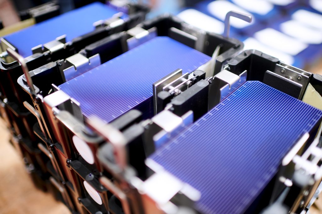 Einbau von Solarzellen in ein Modul bei Meyer Burger: Der hiesigen Solarindustrie droht das Aus