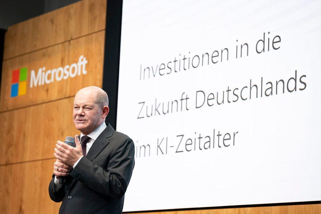 Kanzler Scholz bei der Ankündigung das Baus neuer Microsoft-Rechenzentren - KI-Boom gefährdet die Klimaziele
