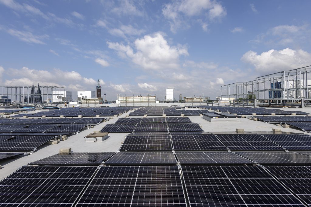 Photovoltaik-Kraftwerk auf Dächern der Kölner Messehallen: Spektakuläres Energiekonzept mit Großwärmepumpen