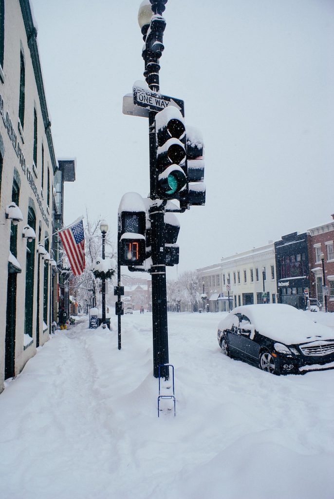 US-Kleinstadt versinkt nach Wintersturm im Schnee: Sitzen die Bewohner im Kalten, weil die Erneuerbaren bei extremem Wetter versagen?