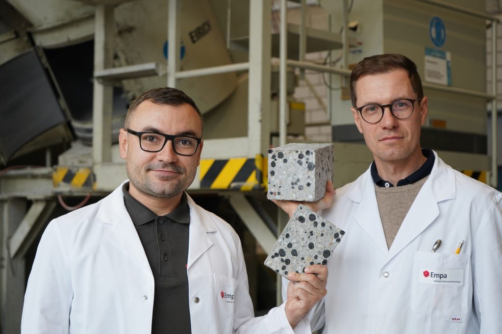 Die Schweizer Forscher Toropovs (l.) und Wyrzykowski mit ihrem emissionsfreien Beton, der Pflanzenkohle enthält 