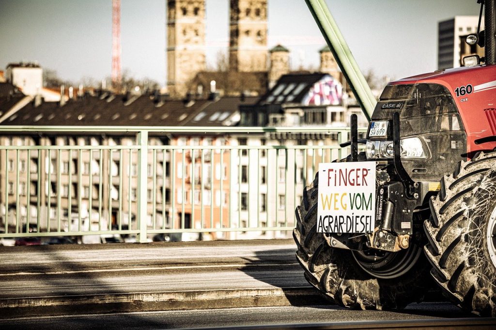 Bauernprotest mit Traktor gegen Umweltauflagen - weniger Klimagase, mehr Gewinn durch intelligente Digitalisierung