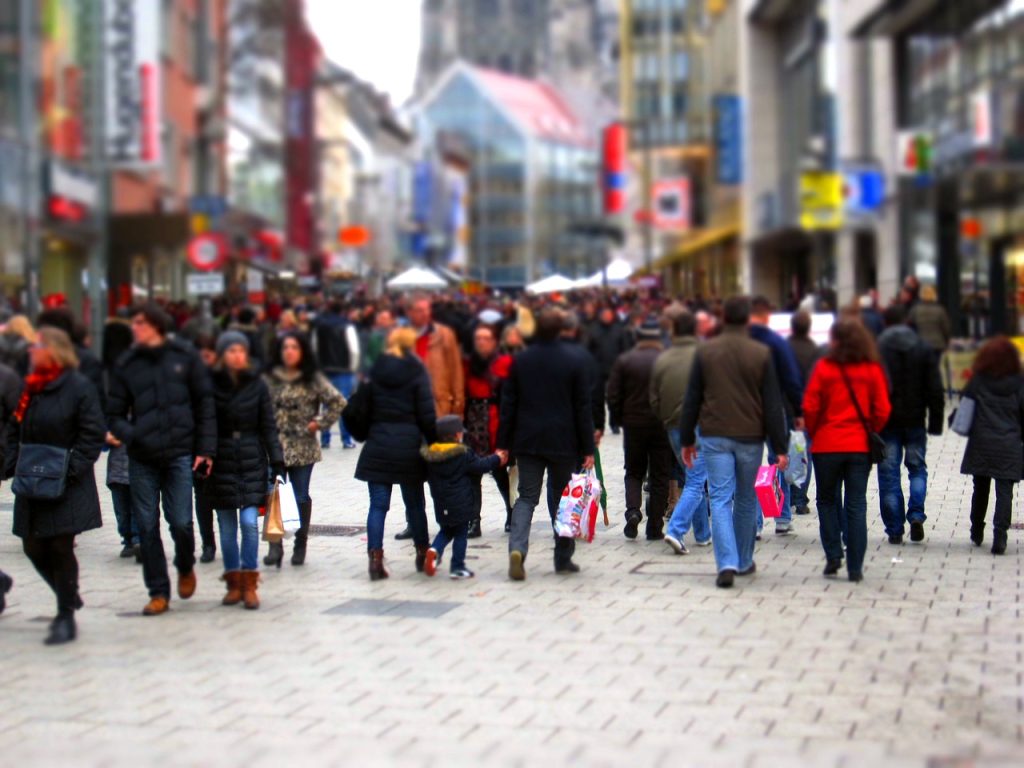 Menschengewühl in Einkaufsstraße: Stadtstress und Luftschadstoffe befördern psychische Störungen
