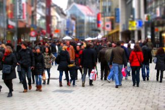 Gedränge in einer Einkaufsstraße: Stadtstress kann eine Depression und Angststörung auslösen