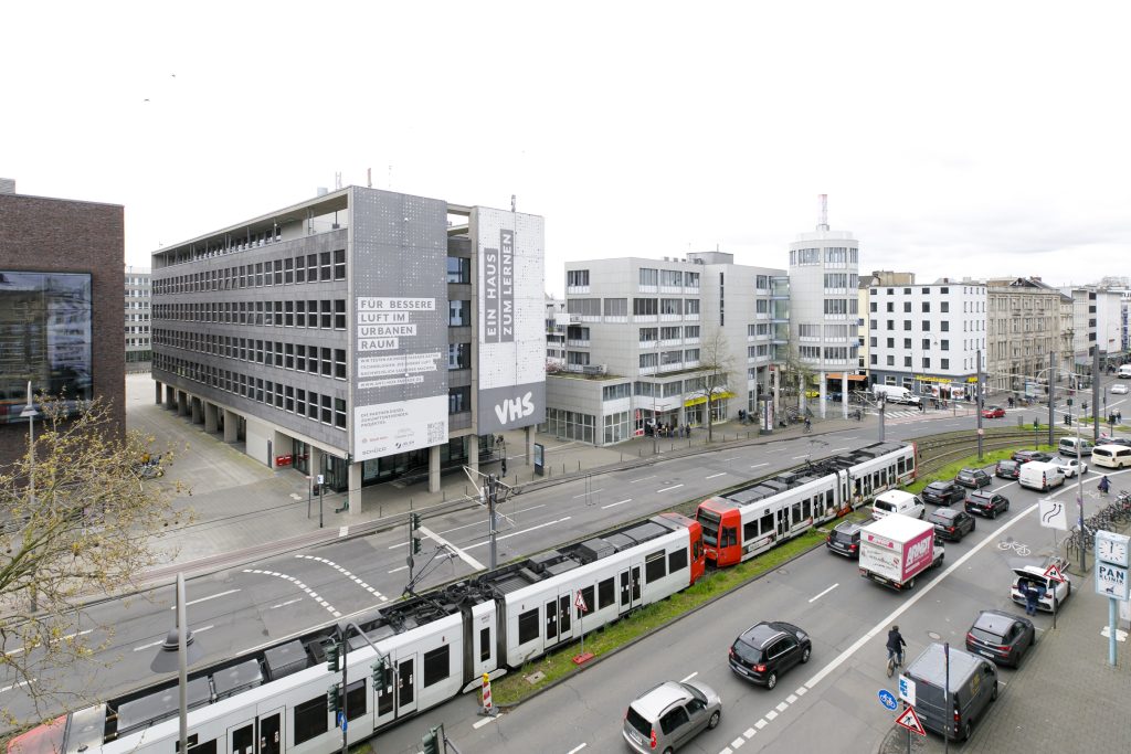 Fassade der Kölner Volkshochschule: Ein Stickoxid-Filter reinigt die Luft von Autoabgasen