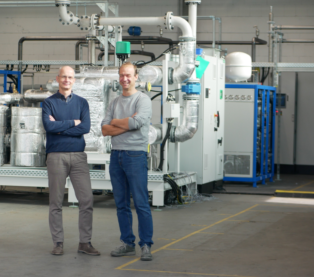 Gründer Mück (l.) und Hamacher: Hochtemperatur-Wärmepumpe nutzt vorhandene Energie und spart Emissionen