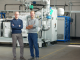 Gründer Mück (l.) und Hamacher vor ihrem Thermbooster: spezielle Hochtemperatur-Wärmepumpe für die Industrie