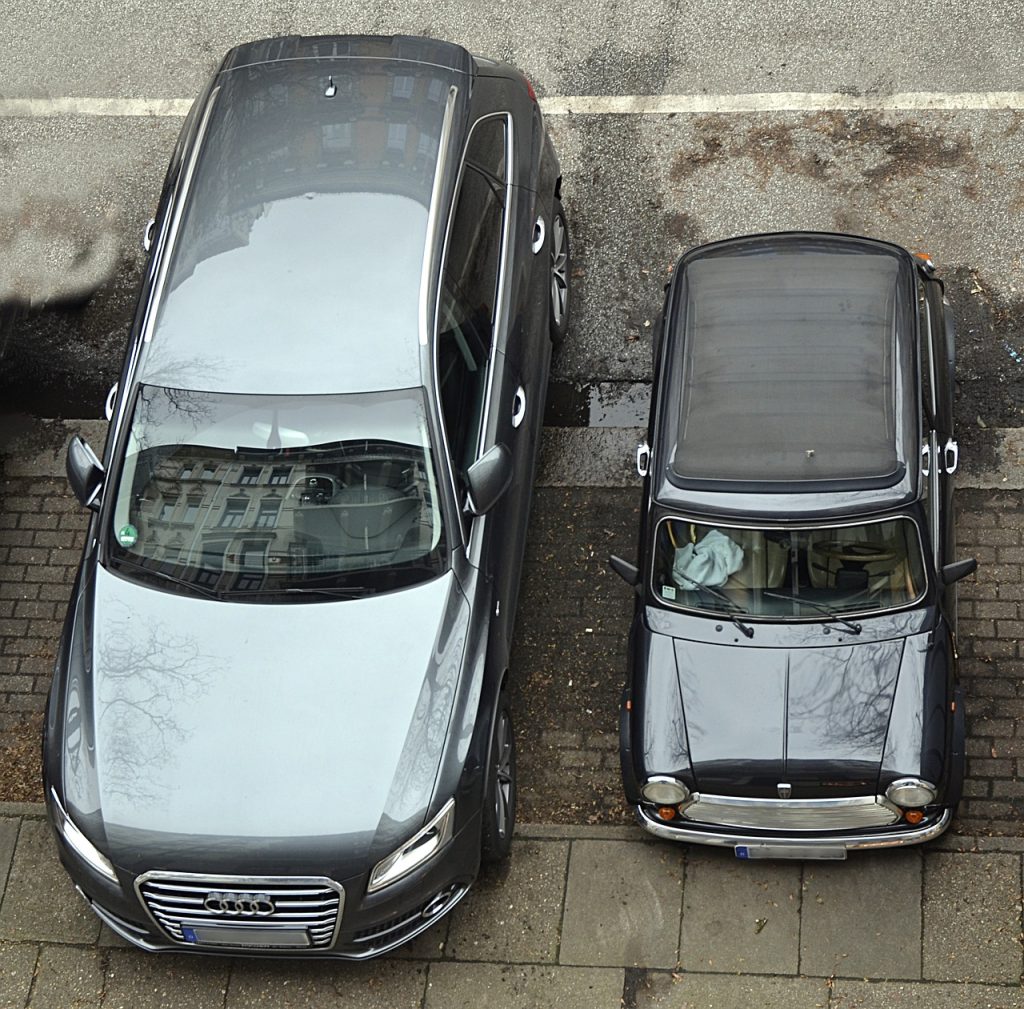 Größenvergleich SUV versus Mini beim Parkraumbedarf: Der SUV-Hype nimmt kein Ende - allen Umweltnachteilen zum Trotz