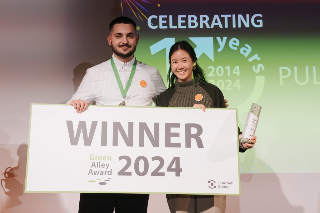 Londoner Sieger-Duo Biro (l.) und So des Green Alley Awards 2024: Wegweisendes RFID-Design entwickelt