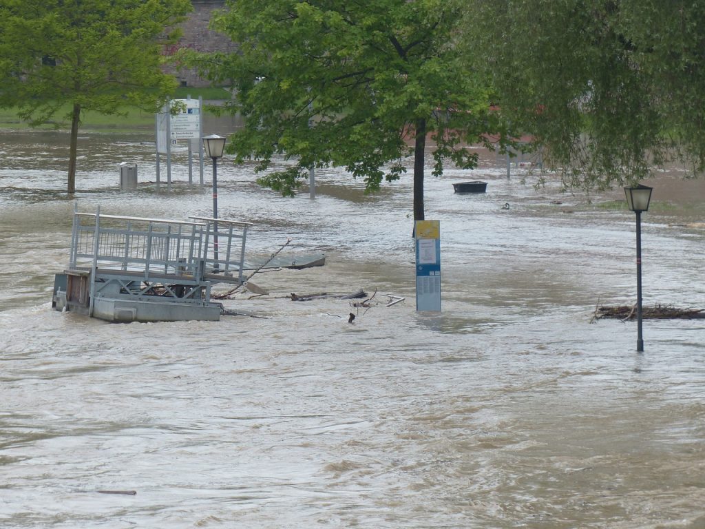 Überflutetes Donauufer: Die Wetterextreme nehmen zu, doch Klimaschutz wird offenbar unwichtiger