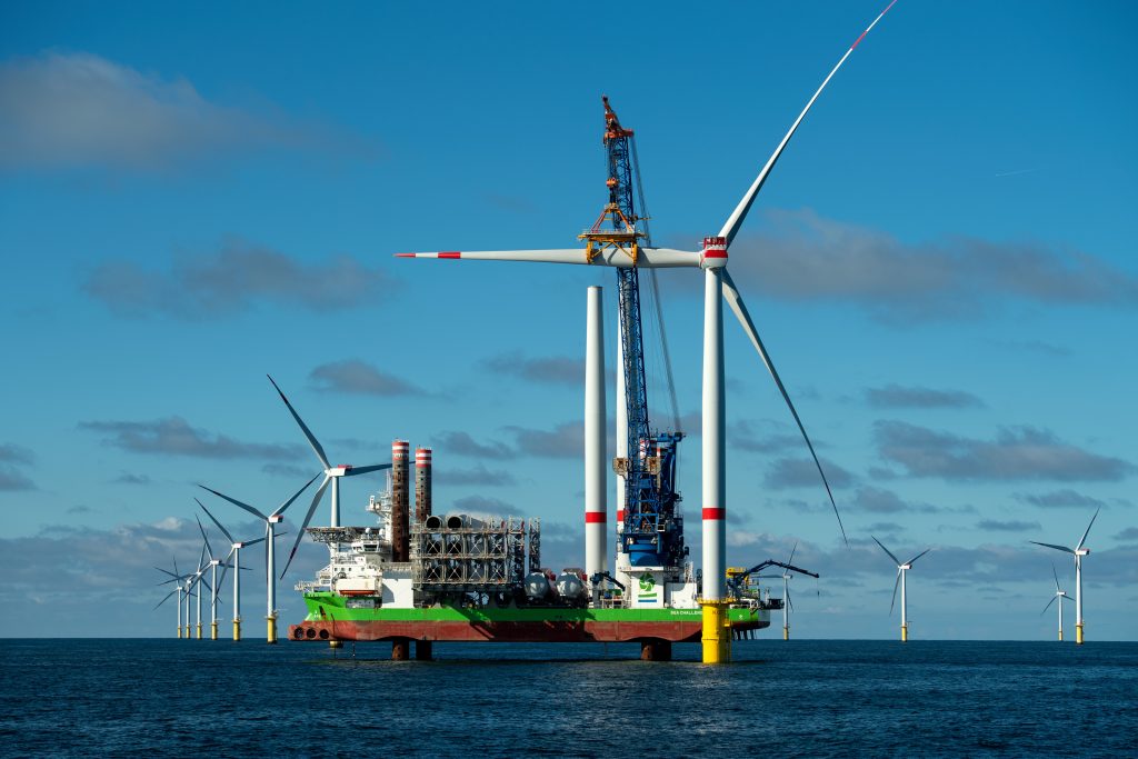 Montageschiff beim Aufbau des Windparks Kaskasi in der Nordsee nördlich von Helgoland: Meereswindkraft produziert Strom inzwischen am günstigsten