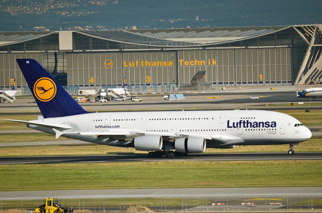 Lufthansa-Maschine am Frankfurter Flughafen: Weg vom Klimaschutz, zurück auf die Schmuddelroute (Foto: Mr_Worker / pixabay)