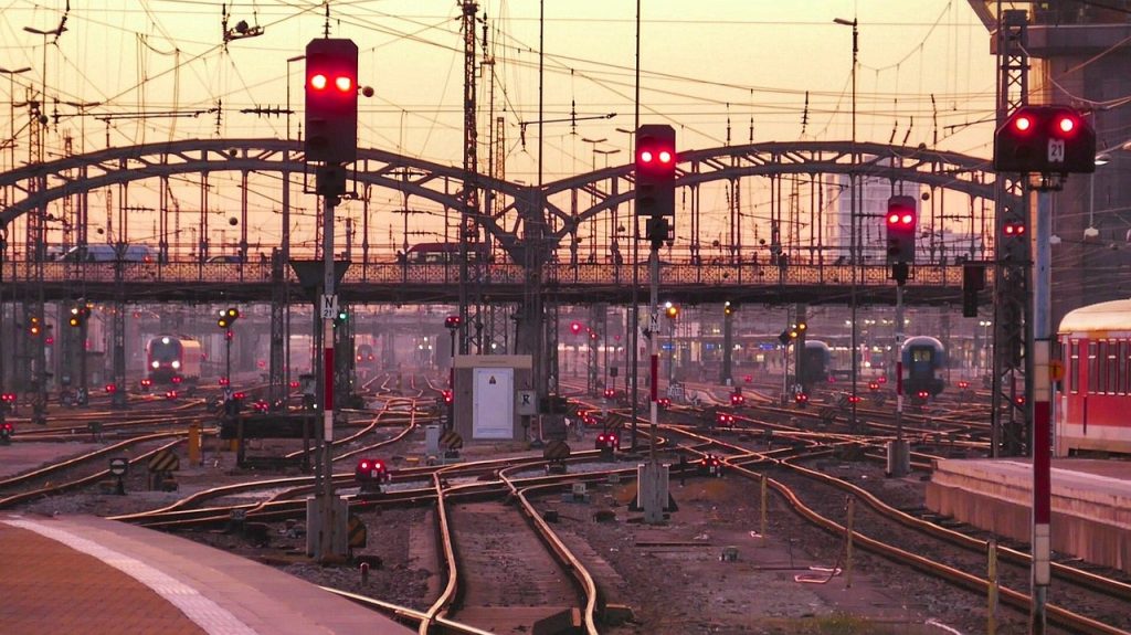 Wichtige Zugstrecken teilweise monatelang auf Rot: Bahn-Kritiker Arno von Luik nennt die als Generalsanierung verkauften Vollsperrrungen wegen Baumaßnahmen eine "Unverschämtheit" gegenüber den Zugreisenden (Foto: holzijue / pixabay) 